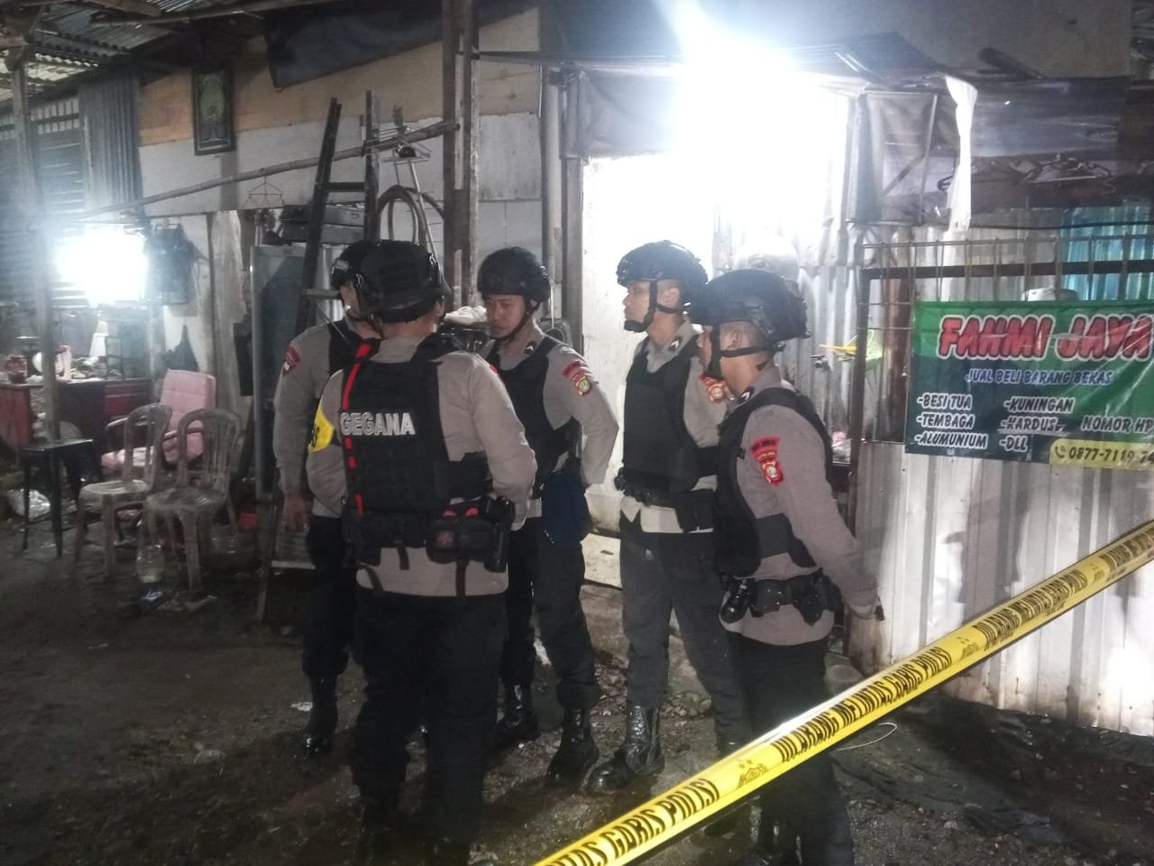 Warga Ciater, Tangsel, temukan dua mortir di karung besi tua. Gegana turun ke lokasi, polisi selidiki dua penjual misterius.