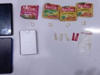 Polda Banten tangkap dua pengedar sabu di Kota Serang. Modus titik & barang disembunyi di Nutrisari. Salah satu pelaku terhubung napi Lapas.