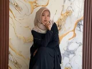 Bahasa Inggris penting dikenalkan sejak dini untuk mendukung masa depan anak. Pelajari manfaat, metode, dan dukungan yang dibutuhkan anak.