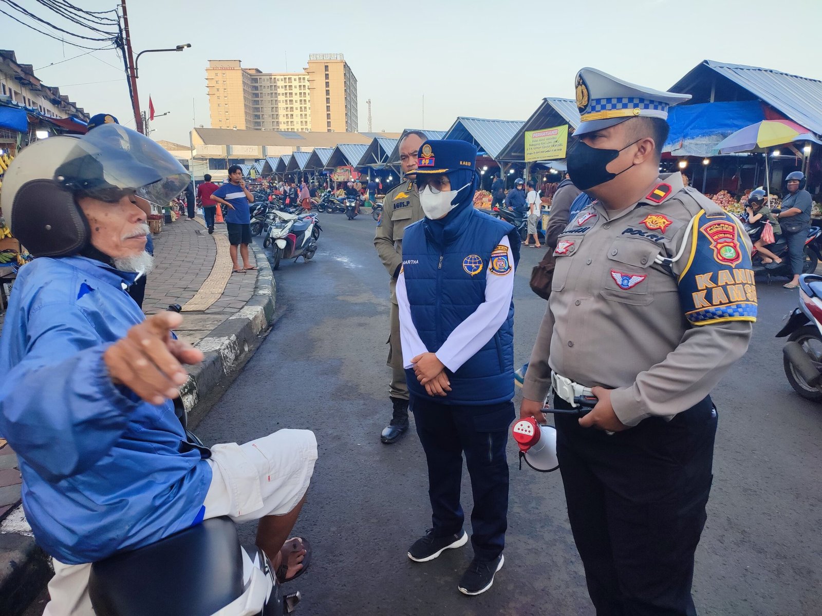 Dishub Tangsel uji coba sistem satu arah di Jalan H. Usman, Ciputat untuk atasi kemacetan dan menyiapkan kantong parkir alternatif.