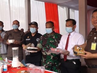 Kejari Tangerang musnahkan barang bukti dari 117 perkara pidana, termasuk narkoba, senjata, dan ribuan obat terlarang, secara terbuka.