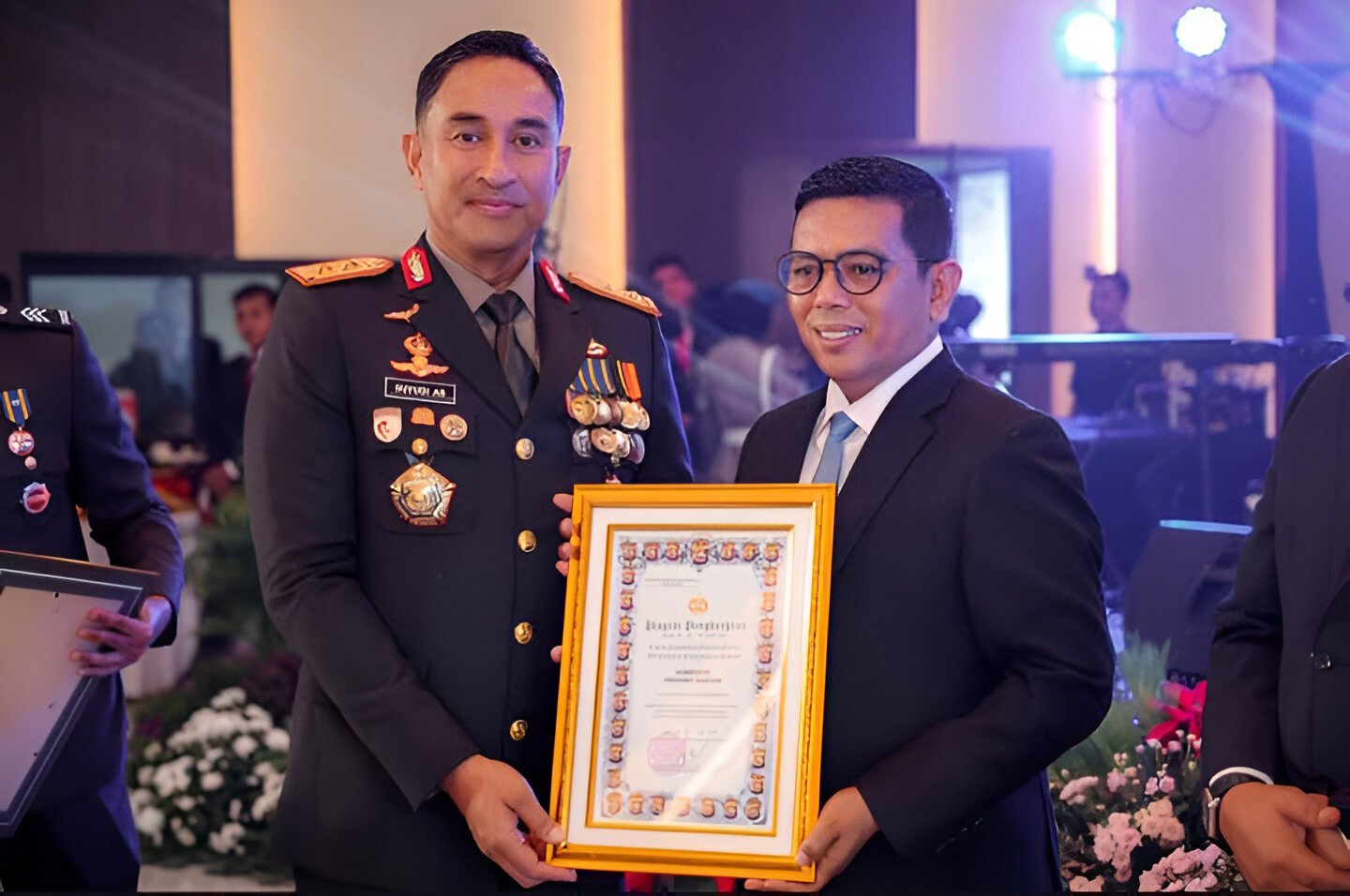 Gubernur Banten Andra Soni terima penghargaan dari Kapolda atas kontribusi Pemprov Banten menjaga stabilitas Kamtibmas di wilayah hukum.