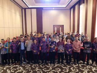 Bupati Tangerang buka seminar pendidikan karakter, dorong sekolah gratis, dan tingkatkan kualitas guru serta infrastruktur.