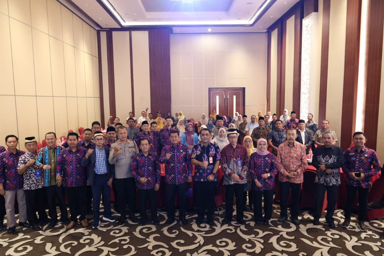 Bupati Tangerang buka seminar pendidikan karakter, dorong sekolah gratis, dan tingkatkan kualitas guru serta infrastruktur.