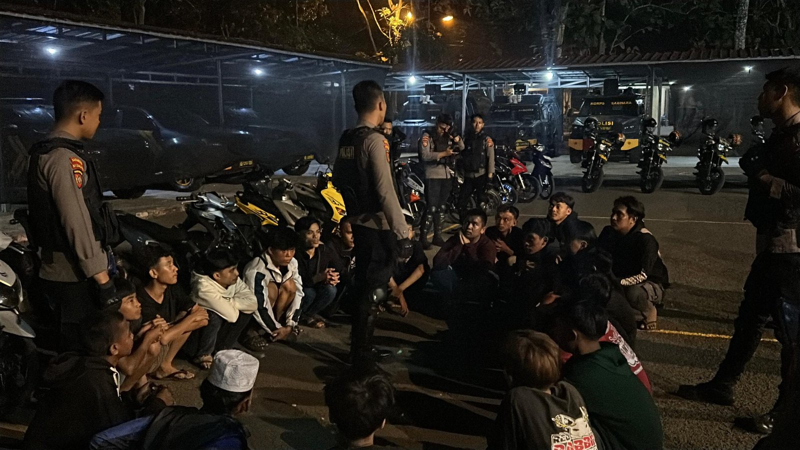 Polda Banten amankan 24 remaja pria yang nongkrong tanpa tujuan jelas di kawasan KP3B Serang. Beberapa gunakan motor tanpa plat nomor.