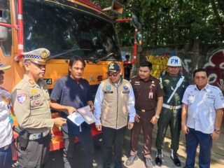 Pemkot Tangsel gencarkan razia truk overload di luar jam operasional. Pelanggar terancam sanksi tegas hingga blacklist kendaraan.