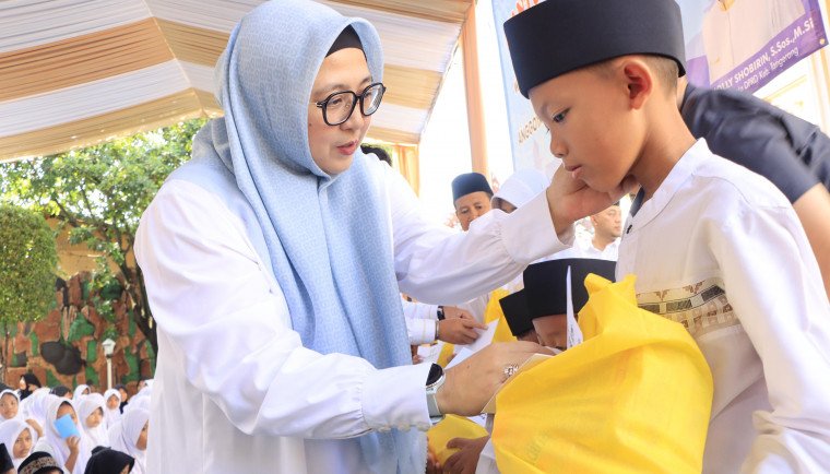 Wabup Intan hadiri santunan anak yatim di Sepatan, ajak anak semangat belajar dan tegaskan komitmen beasiswa Pemkab Tangerang.