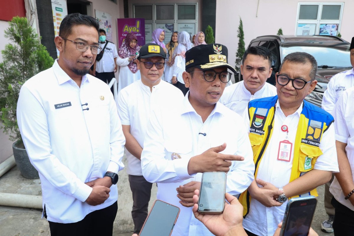 Gubernur Andra Soni umumkan penetapan Deden Apriandhi H sebagai Sekda Banten, dorong efektivitas birokrasi dan pelayanan publik.