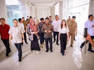 Gubernur Banten meninjau Sekolah Rakyat Tangsel yang ditujukan bagi siswa miskin ekstrem dari DTSEN. Sekolah ini siap diluncurkan Juli 2025.