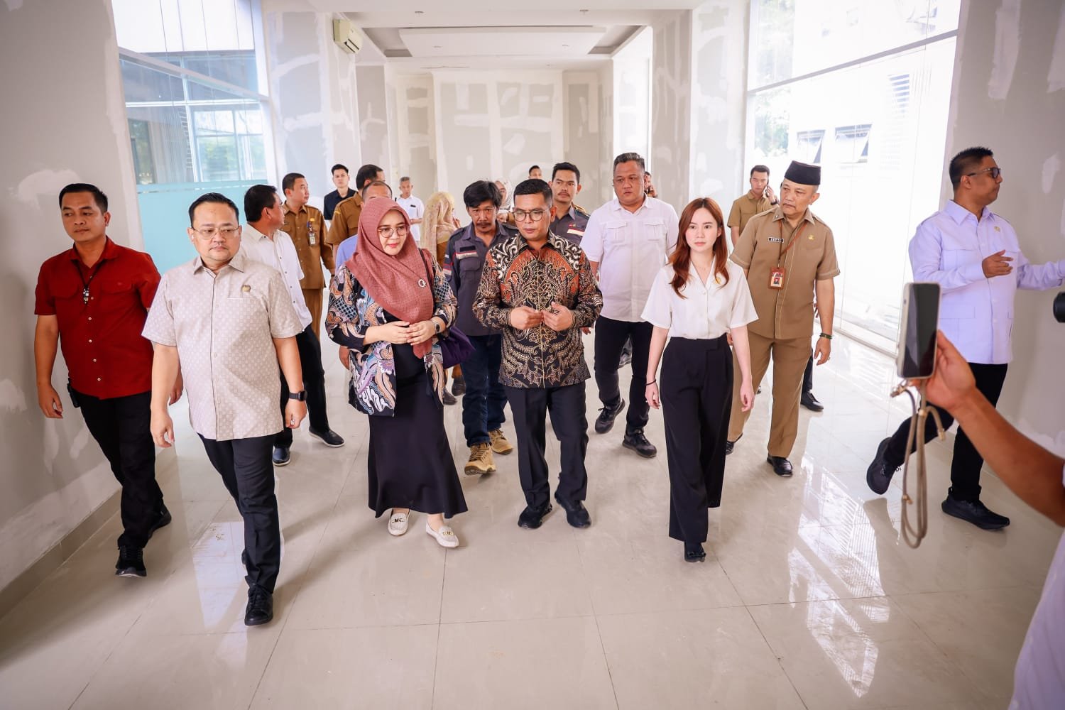 Gubernur Banten meninjau Sekolah Rakyat Tangsel yang ditujukan bagi siswa miskin ekstrem dari DTSEN. Sekolah ini siap diluncurkan Juli 2025.