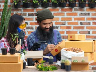 UMKM dapat meraih keuntungan sekaligus menjaga lingkungan melalui peluang bisnis ramah lingkungan di era ekonomi sirkular yang berkelanjutan.