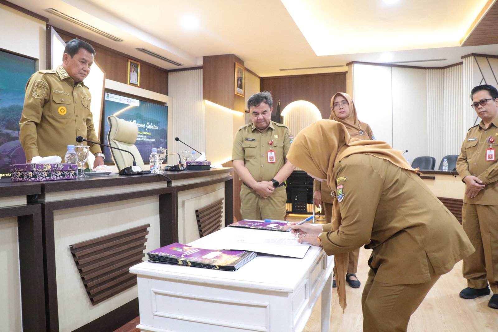 Bupati dan Wabup Tangerang hadiri sertijab 15 pejabat eselon II, dorong profesionalisme ASN dan percepatan pembangunan daerah.