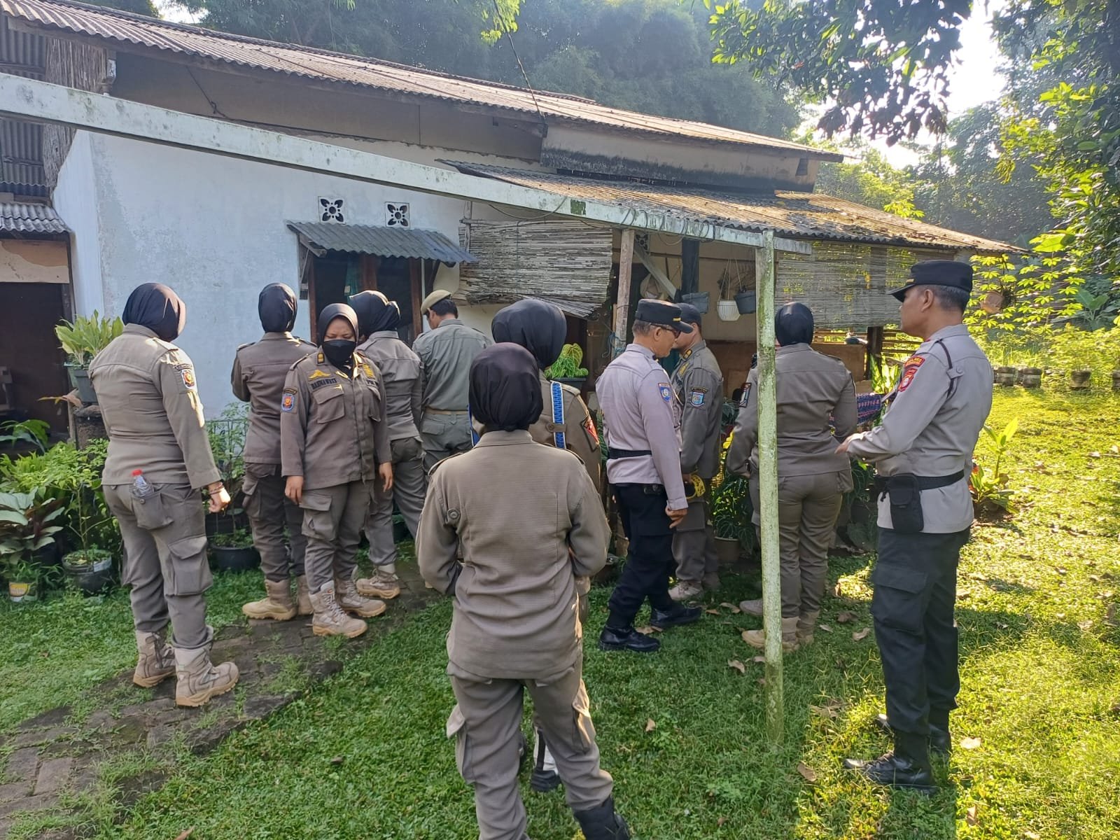 Aparat gabungan tertibkan bangunan liar di Setu Tangsel yang diduga jadi tempat prostitusi, pembongkaran dilakukan di lahan BRIN-Sinarmas.