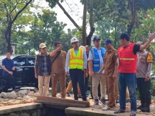 Pilar Saga tinjau turap Serpong Utara. Tangsel bangun 30 titik pengendali banjir, dorong penataan sempadan sungai dan infrastruktur air.