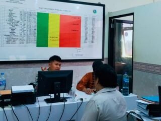 Ditresnarkoba Polda Banten tangkap dua pengguna sabu di Lebak, salah satunya tokoh ormas. Barang bukti dan hasil tes urine turut diamankan.