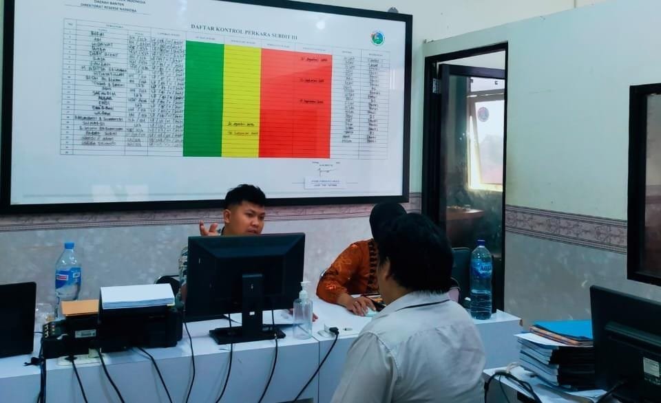 Ditresnarkoba Polda Banten tangkap dua pengguna sabu di Lebak, salah satunya tokoh ormas. Barang bukti dan hasil tes urine turut diamankan.