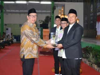 Suryalaya Award dianugerahkan kepada 70 tokoh di milad ke-120 Ponpes Suryalaya sebagai penghargaan atas pengabdian dan dedikasi TQN.