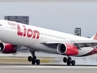 Penumpang Lion Air JT 308 diamankan usai lontarkan ancaman bom. Penerbangan ke Kualanamu tertunda, polisi lakukan pemeriksaan intensif.