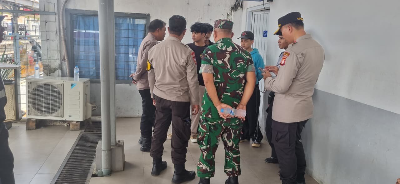 Polsek Ciputat Timur amankan enam pelajar di Stasiun Jombang dan lakukan penyekatan 13 titik cegah aksi demo ke Jakarta.
