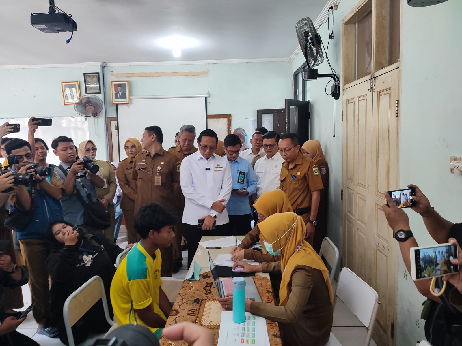 Hasan Nasbi dan Wali Kota Tangsel tinjau cek kesehatan gratis di SMAN 6 Tangsel, bagian dari program nasional untuk pelajar.