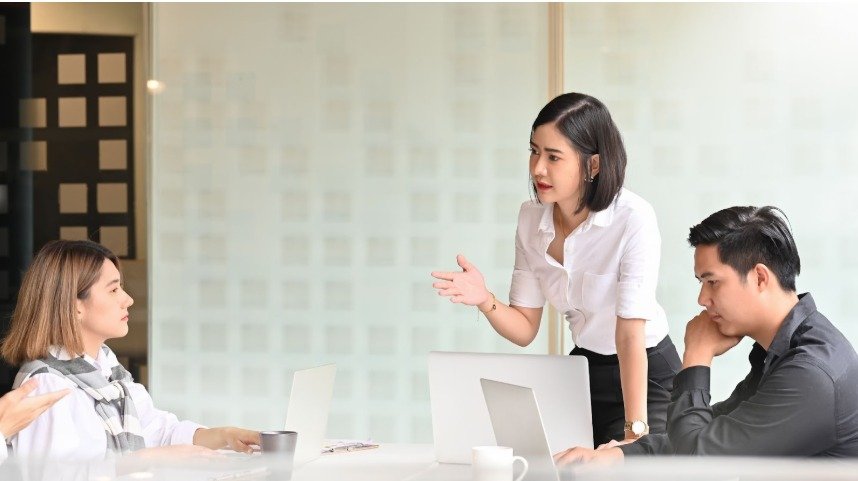 Temukan 15 software ERP terbaik untuk mengelola bisnis Anda lebih efisien dan mendukung transformasi digital di Indonesia.