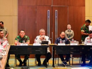 HUT RI ke-80 Tangsel dirayakan unik di Batalion Kavaleri. Mantan napiter ikut serta, Wali Kota Benyamin naik tank Scorpion.