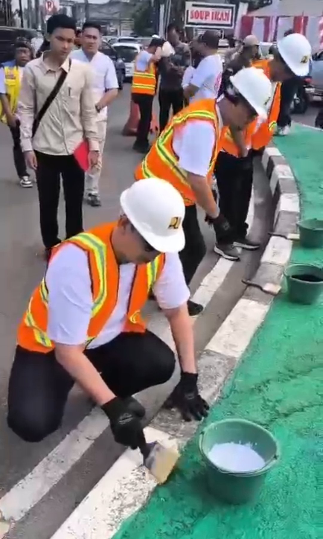 Walikota Serang Budi Rustandi ikut melakukan pengecatan kerb jalan Nasional yang berada di Persimpangan Kebon Jahe Kota Serang, Sabtu (9/8/2025).