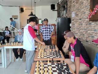 Fun Catur Simultan di Noboru Coffee Tangerang - Fide Master Reynard Kristopher hadapi 10 peserta dalam ajang CSR Takenoko Medical Group, Minggu, 24 Agustus 2025. (Foto: Ist)