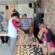 Fun Catur Simultan di Noboru Coffee Tangerang - Fide Master Reynard Kristopher hadapi 10 peserta dalam ajang CSR Takenoko Medical Group, Minggu, 24 Agustus 2025. (Foto: Ist)