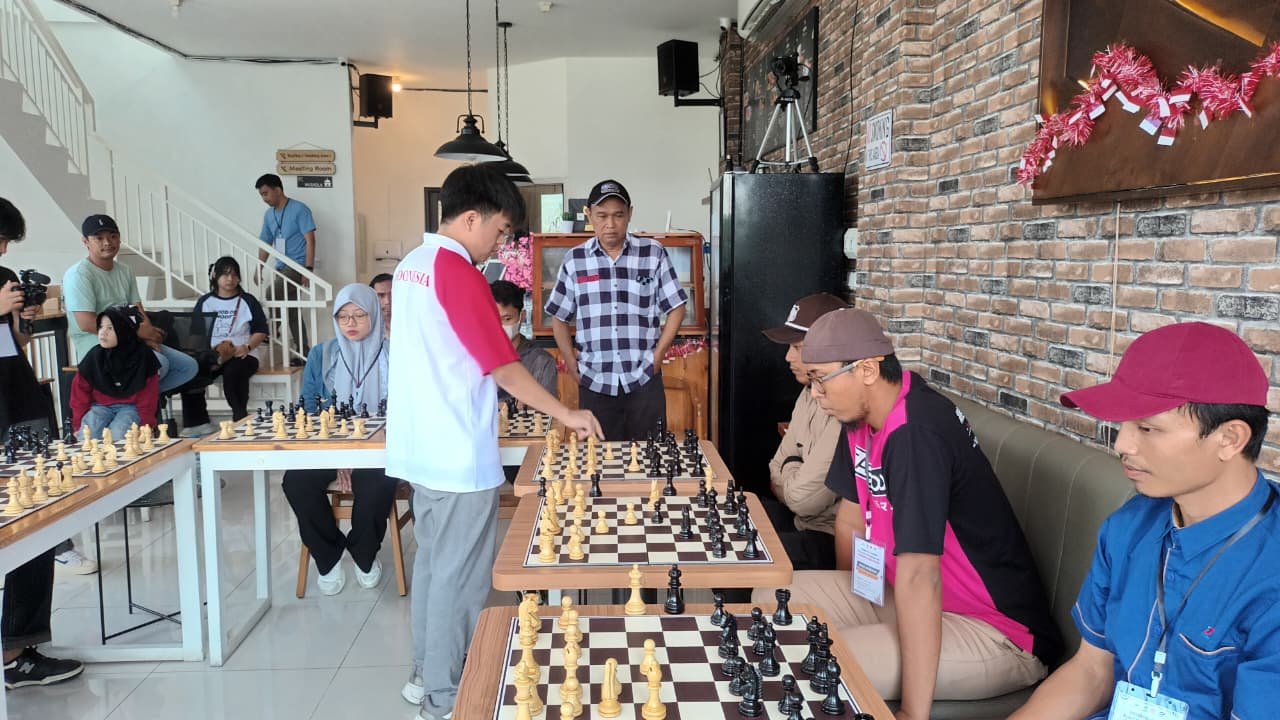 Fun Catur Simultan di Noboru Coffee Tangerang - Fide Master Reynard Kristopher hadapi 10 peserta dalam ajang CSR Takenoko Medical Group, Minggu, 24 Agustus 2025. (Foto: Ist)