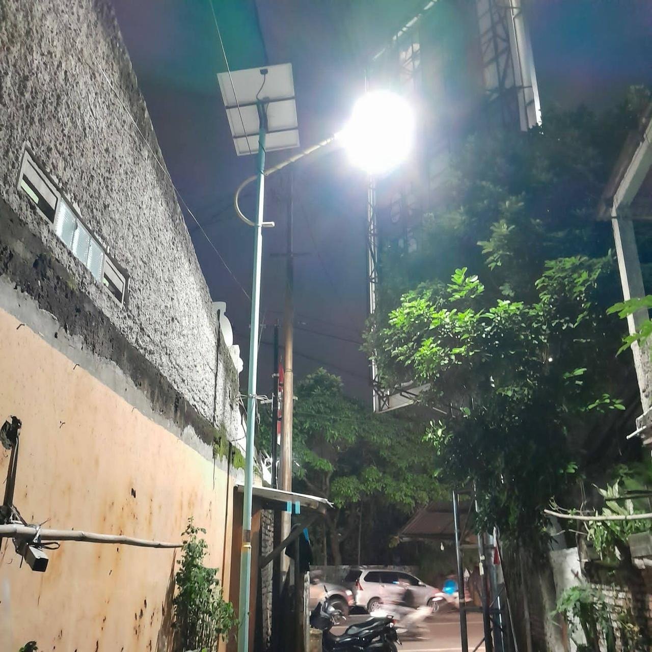 Pemkot Tangsel gerak cepat perbaiki PJU solar cell rusak di Ciputat. Jalan kembali terang, warga apresiasi respons pemerintah.