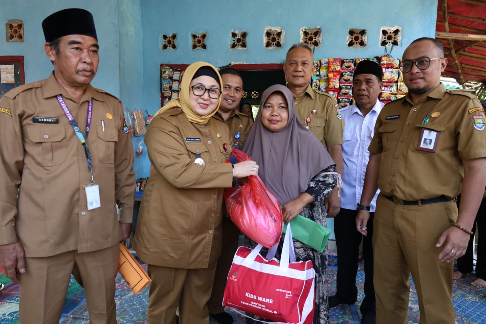 Wabup Intan dan Camat Jambe salurkan bantuan bagi 46 KK korban puting beliung di Desa Taban, wujud kepedulian Pemkab Tangerang.