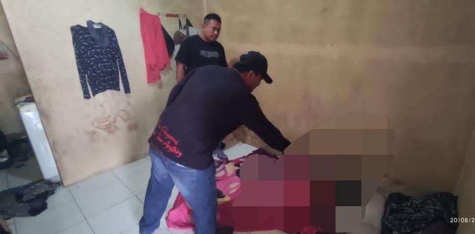 Warga Tigaraksa digegerkan penemuan mayat perempuan 41 tahun di kontrakan Margasari. Polisi pastikan tanpa tanda kekerasan.