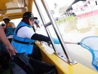 Wabup Intan hadiri aksi bersih di Teluknaga, ajak masyarakat gotong royong atasi sampah dan wujudkan Tangerang hijau berkelanjutan.