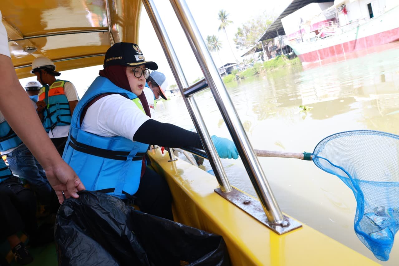 Wabup Intan hadiri aksi bersih di Teluknaga, ajak masyarakat gotong royong atasi sampah dan wujudkan Tangerang hijau berkelanjutan.
