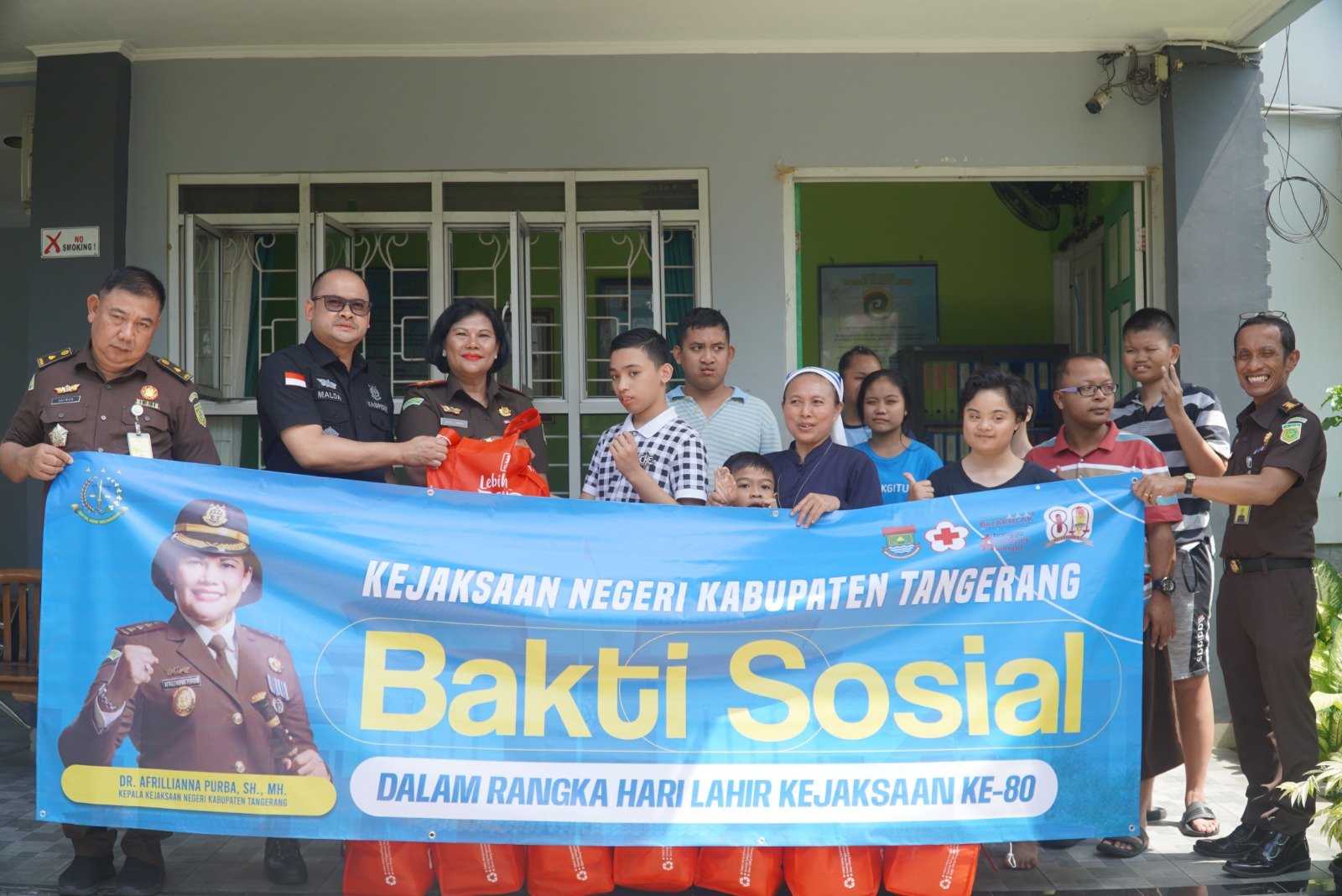 Kejari Kabupaten Tangerang rayakan HUT Kejaksaan ke-80 dengan bakti sosial, santuni 100 anak yatim di dua yayasan berbeda.