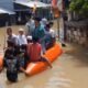 Warga Petir Cipondoh kembali terdampak banjir kiriman setinggi 1 meter, bahkan salat Jumat terpaksa naik perahu karet.