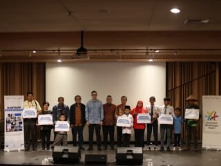 Sinar Mas Land salurkan Rp300 juta bagi 306 penerima melalui Program Bantuan Pendidikan 2025, wujud nyata komitmen CSR.