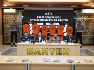 Polda Banten bekuk sindikat pencurian truk solar 14 KL di Tol Tangerang-Merak. Sopir disekap, pelaku gunakan modus himpit dan todong senjata.