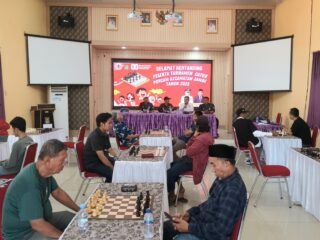 Porcam Kecamatan Jambe 2025 meriahkan HUT RI ke-80 dengan bulutangkis, voli, dan catur, mempererat kebersamaan warga.