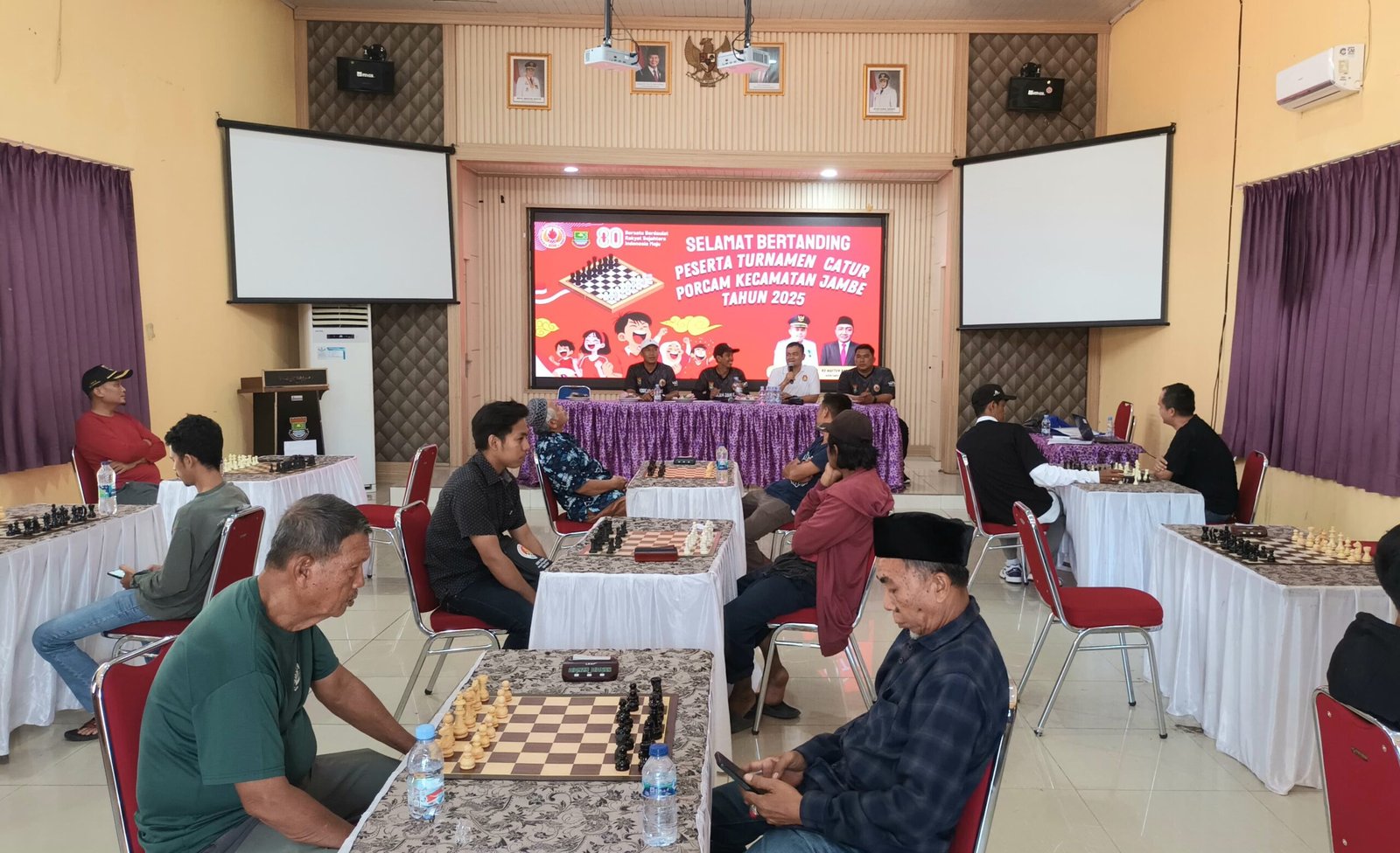 Porcam Kecamatan Jambe 2025 meriahkan HUT RI ke-80 dengan bulutangkis, voli, dan catur, mempererat kebersamaan warga.