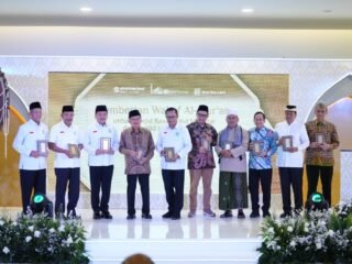 APP Group dan Sinar Mas wakafkan 1.000 Alquran saat peresmian Masjid Raya BSD. Wujud komitmen literasi keagamaan dan toleransi antariman.