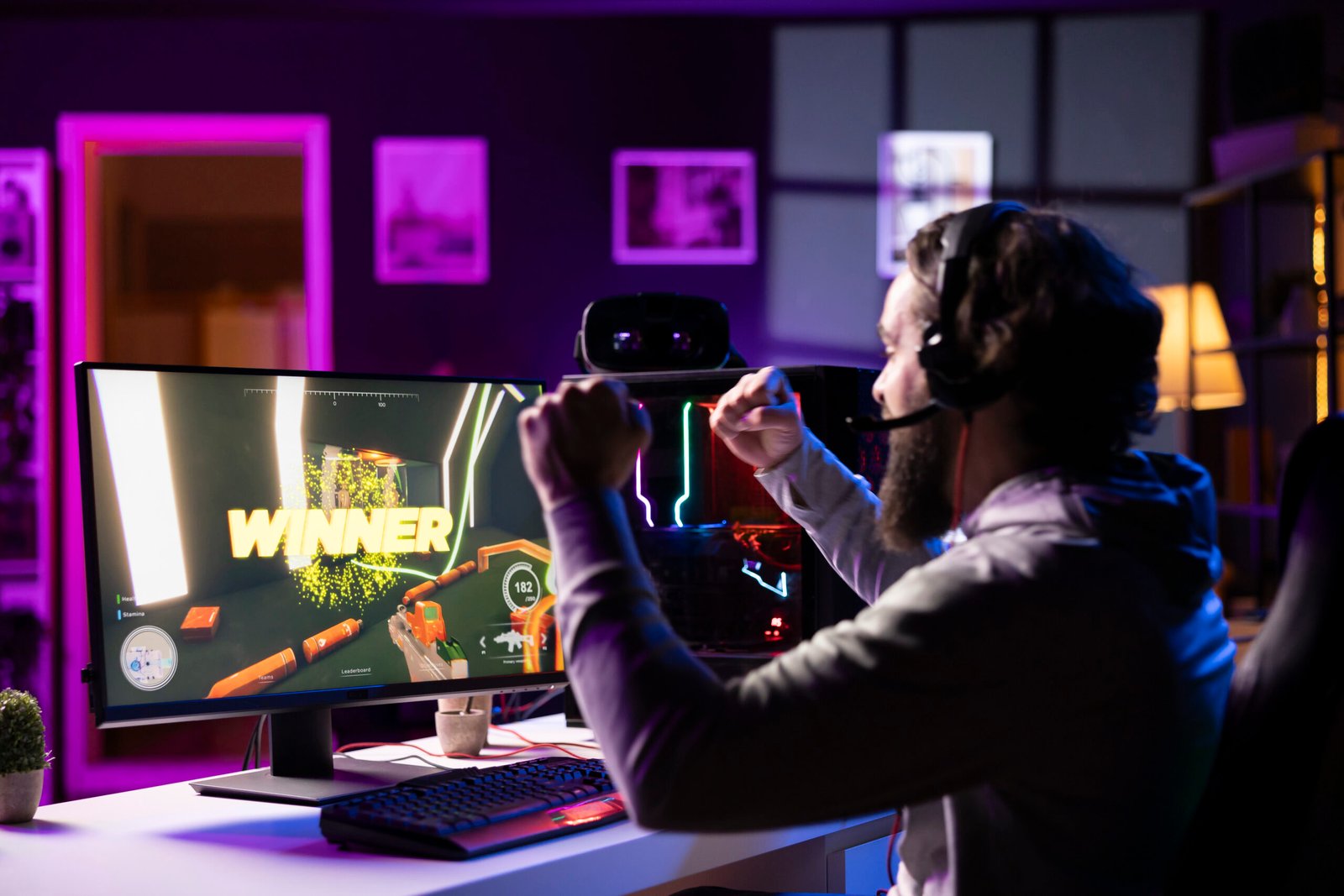 Daftar 8 game online terfavorit di Indonesia 2025, dari Mobile Legends hingga Roblox, beserta alasan popularitasnya.