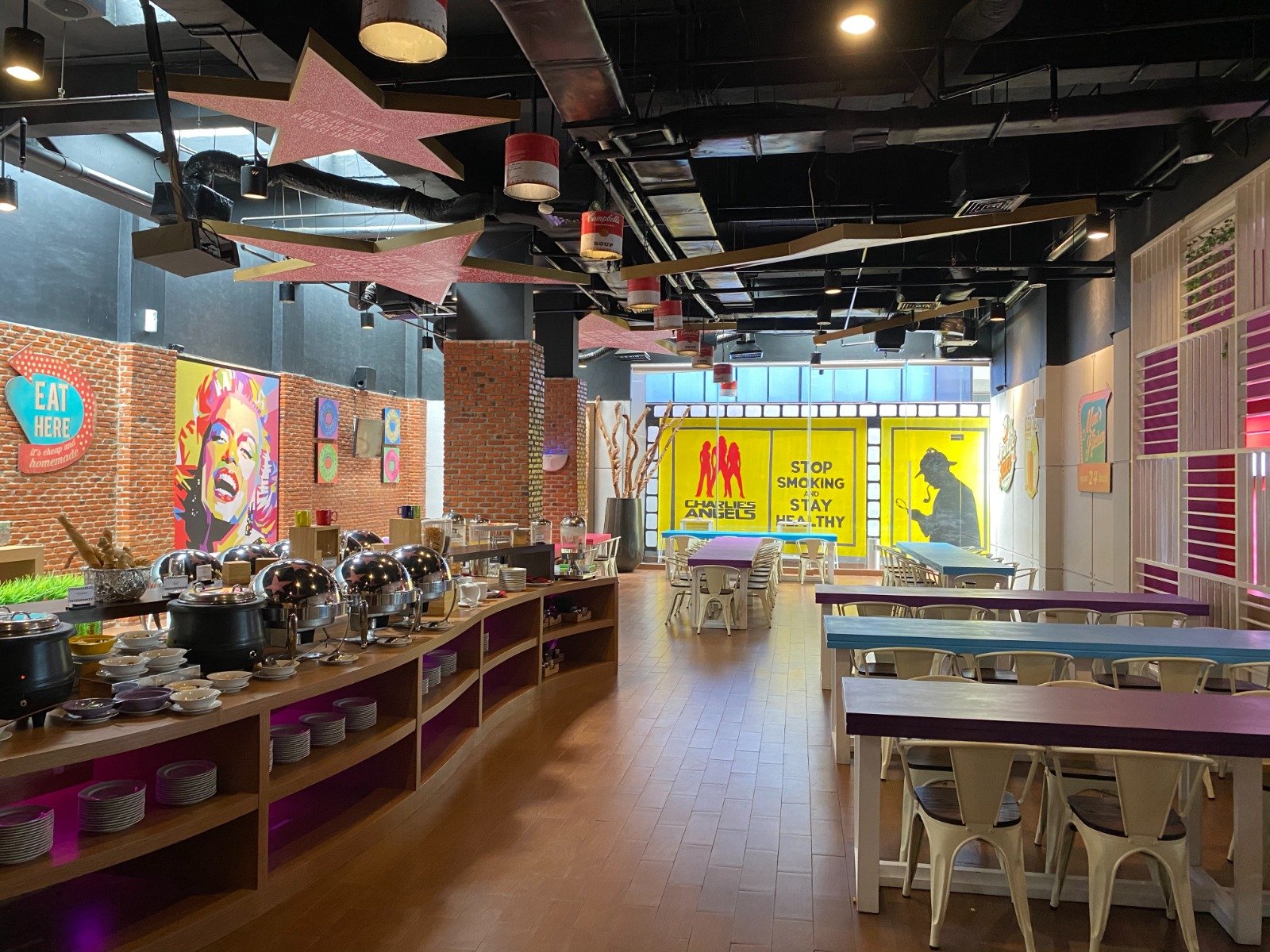 Nikmati Famous Karaoke Space di Fame Hotel Gading Serpong: karaoke seru plus sajian kuliner spesial untuk semua kalangan.