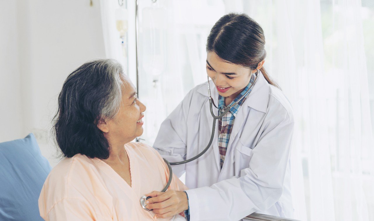 Biaya konsultasi heart doctor in Singapore bervariasi dari SGD $35-$2000. Bandingkan layanan publik & swasta, tips hemat dengan asuransi/Medisave