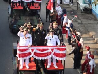 Parade tank warnai HUT RI ke-80 di Tangsel, dipimpin Wali Kota Benyamin Davnie. Ribuan warga antusias meriahkan kemerdekaan.