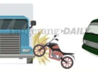 Kecelakaan di Jalan Siliwangi, Pamulang Barat, Tangsel, tewaskan pengendara motor usai diduga berbenturan dengan truk.