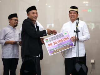 Bupati Tangerang gelar Jumling di Masjid Hikmatul Falahiyah, Cisoka, serahkan bantuan Rp 20 juta dan serap aspirasi warga.