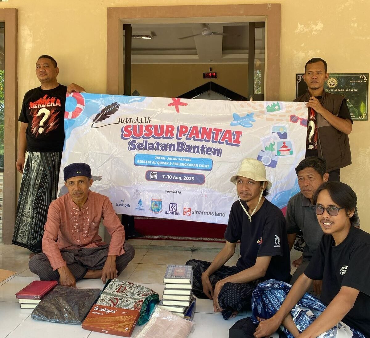 Jurnalis Tangsel salurkan Al-Qur’an, perlengkapan salat, dan bantuan tunai ke puluhan surau di pesisir Sukabumi–Lebak, Banten.
