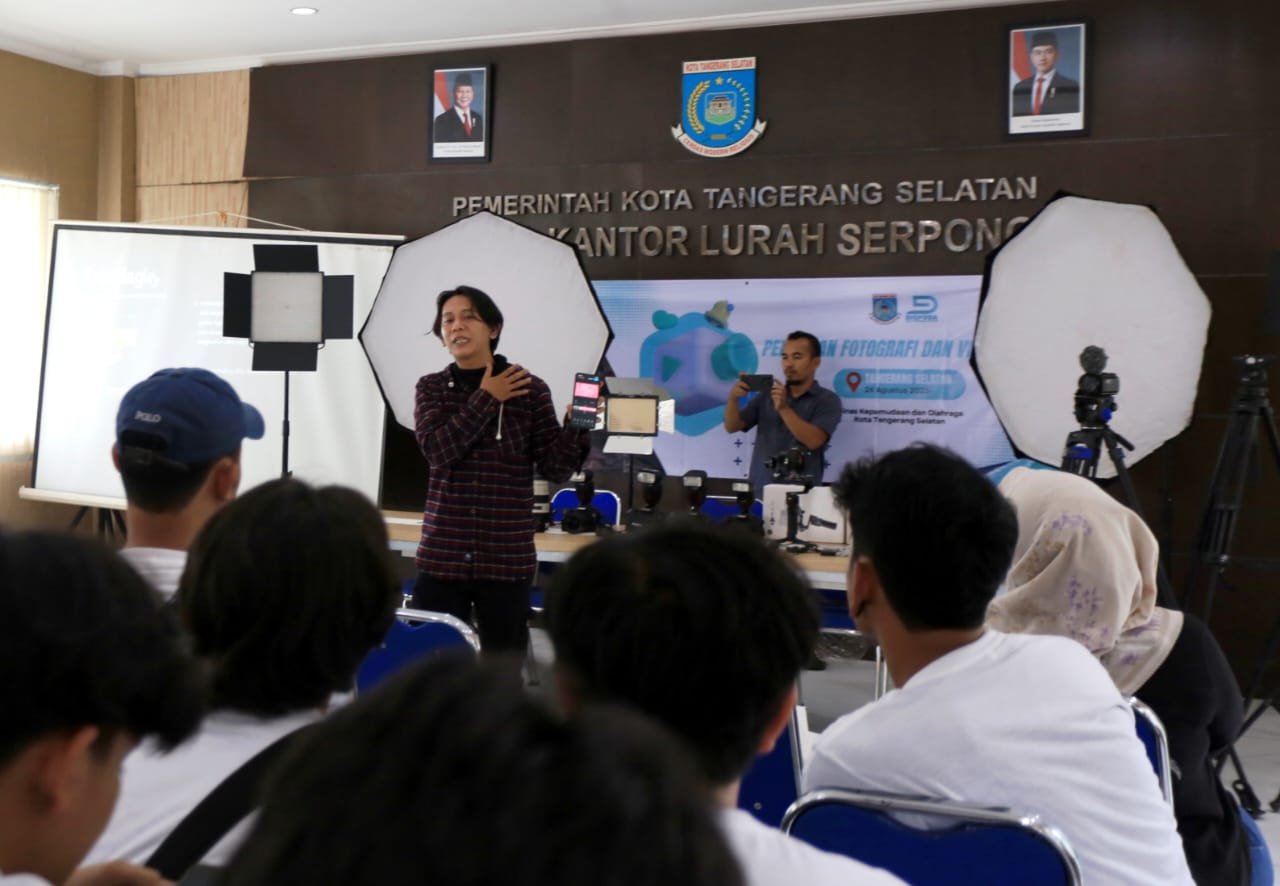 Karang Taruna Serpong gelar pelatihan fotografi dan videografi, dorong kreativitas pemuda Tangsel serta buka peluang usaha.